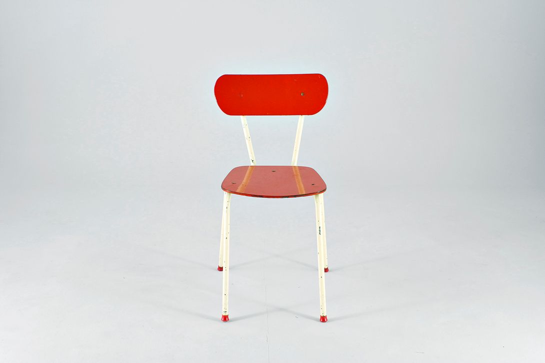 Foto Shiny Red Kitchen Chair with White Varnished Metal Frame 1959