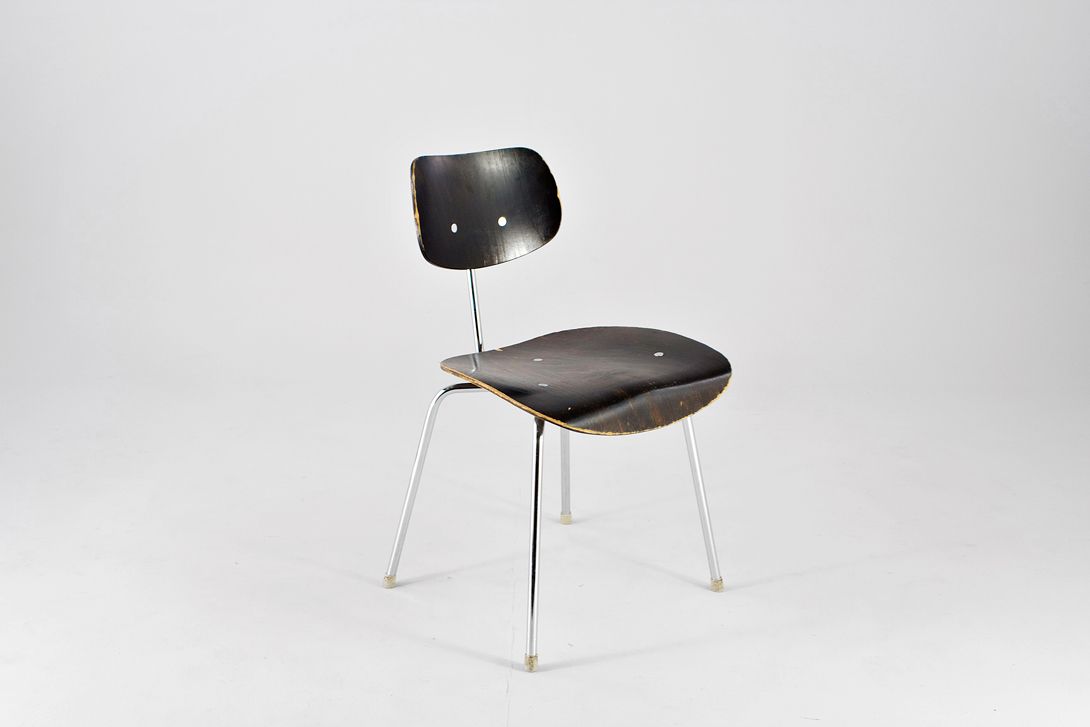 Foto Classy Black Eiermann  SE 68 Chair with Chrome Steel Tube Legs