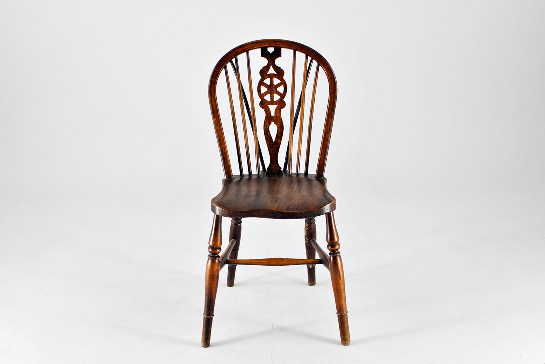 Foto Antique English Wooden Dining Chair