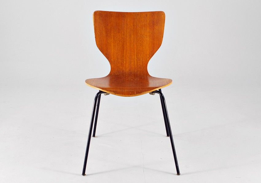 Foto Light Red-Brown Wooden Stacking Chair with Black Steel Tube Legs Inspired by Wirkkala Nikke