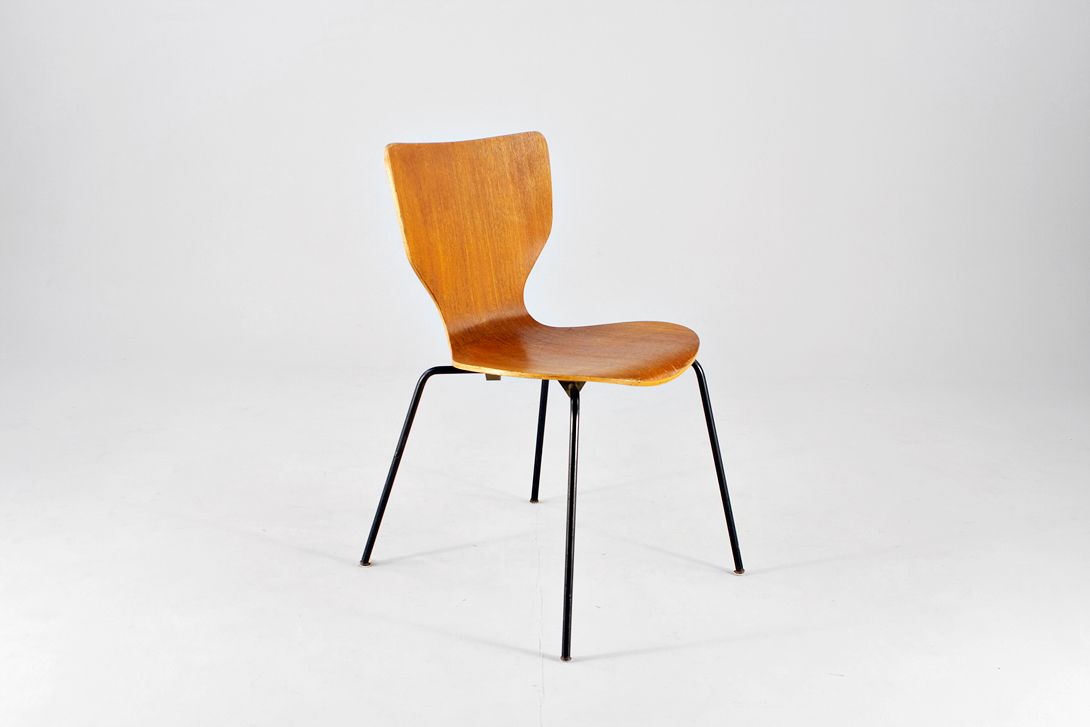 Foto Light Red-Brown Wooden Stacking Chair with Black Steel Tube Legs Inspired by Wirkkala Nikke