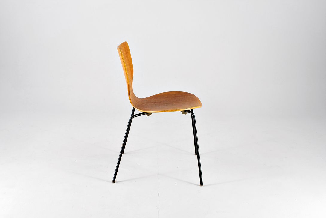 Foto Light Red-Brown Wooden Stacking Chair with Black Steel Tube Legs Inspired by Wirkkala Nikke