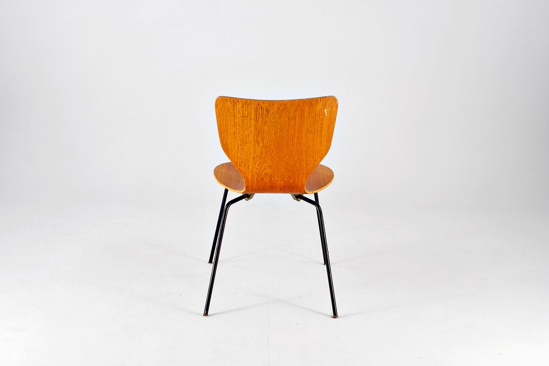 Foto Light Red-Brown Wooden Stacking Chair with Black Steel Tube Legs Inspired by Wirkkala Nikke