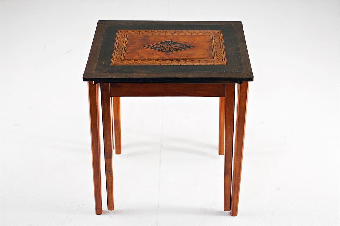 Foto Set of Inlayed Empire Nesting Tables 1830 h50x44x34