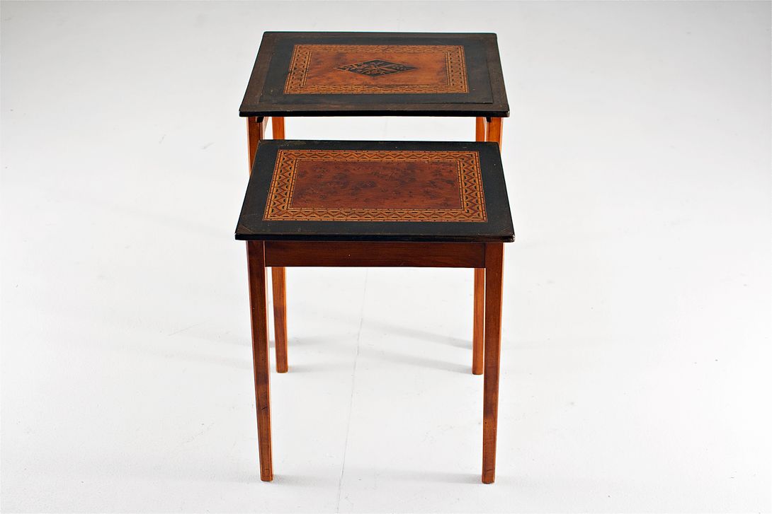 Foto Set of Inlayed Empire Nesting Tables 1830 h50x44x34