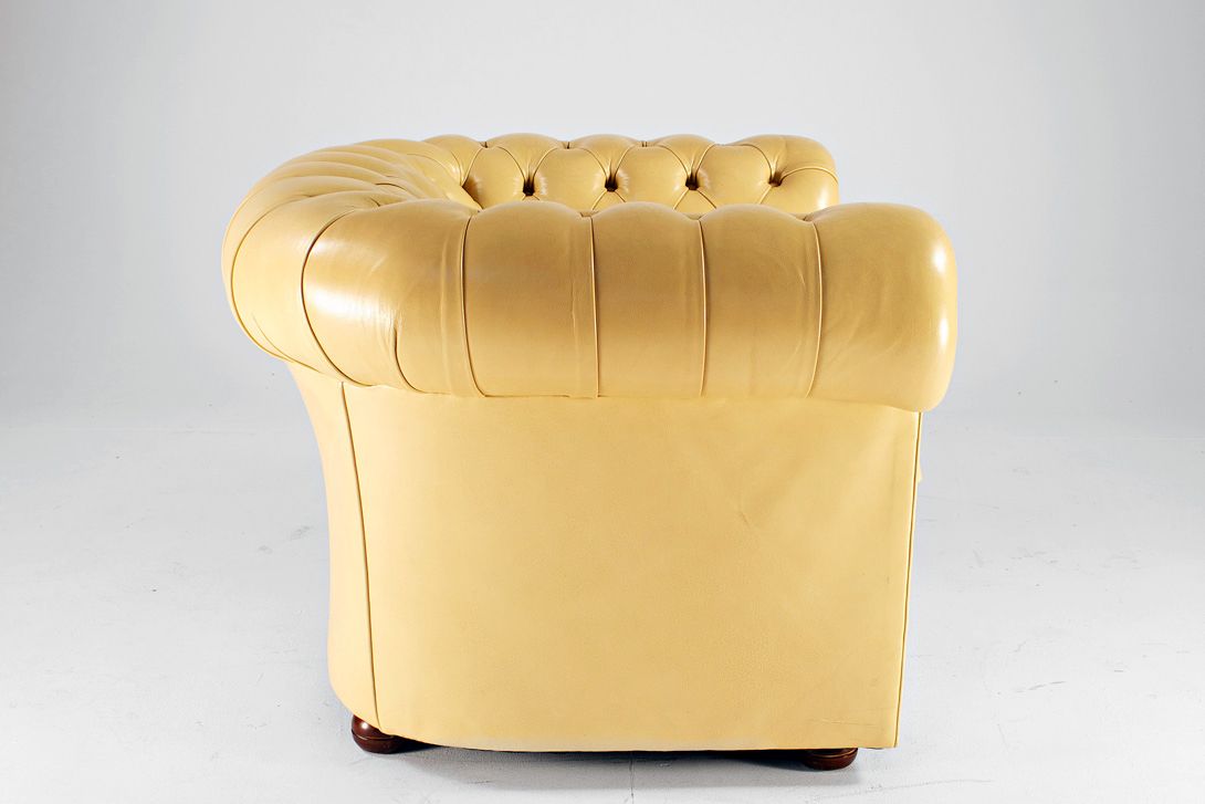 Foto Beige Leather Chesterfield Armchair 1966