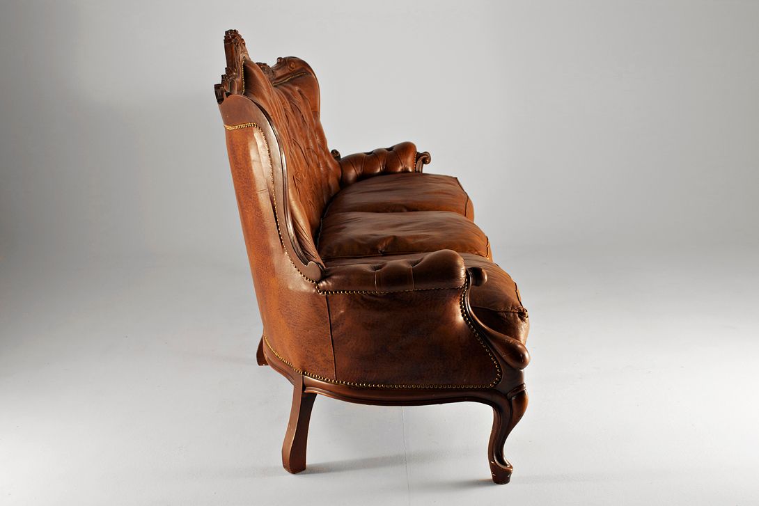 Foto Chesterfield Sofa with Carved Frame 1938 h113x200x85