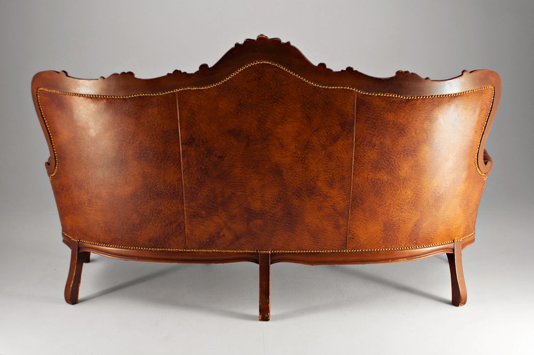 Foto Chesterfield Sofa with Carved Frame 1938 h113x200x85