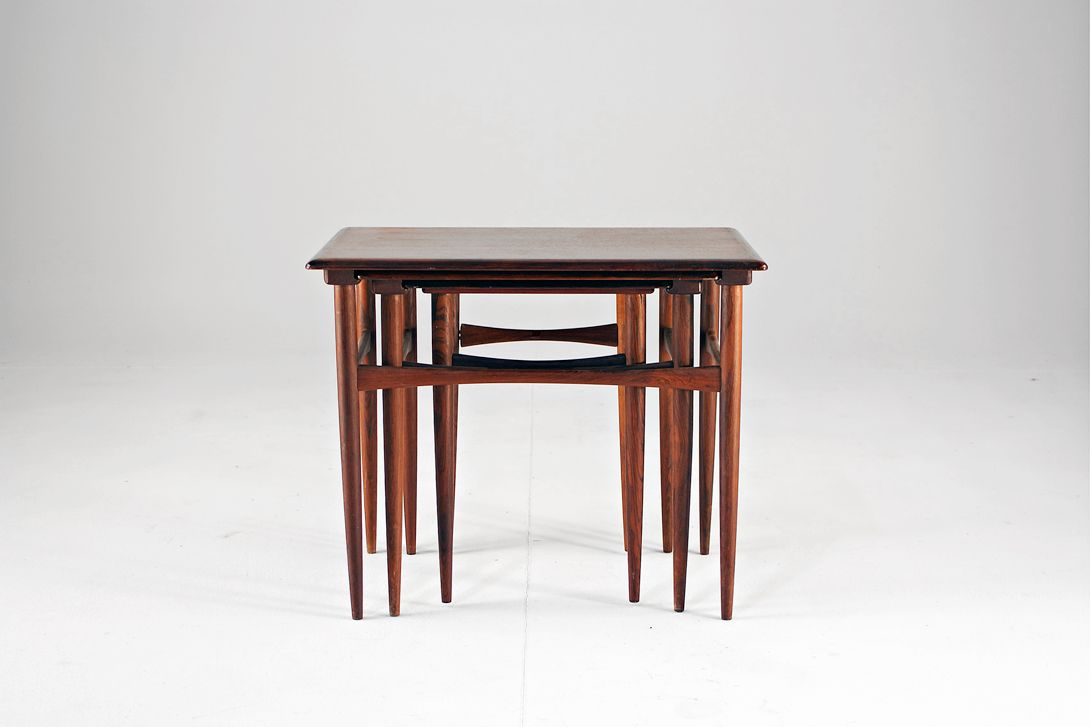 Foto Set of Teak Stacking Side Tables 1954 h48x39x50