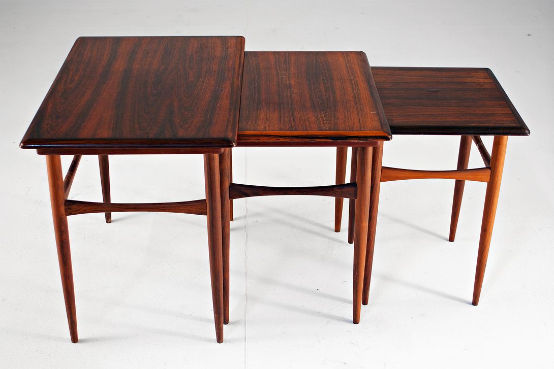 Foto Set of Teak Stacking Side Tables 1954 h48x39x50