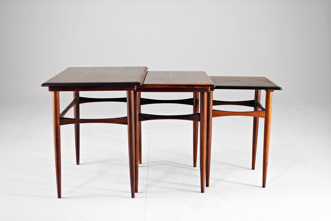 Foto Set of Teak Stacking Side Tables 1954 h48x39x50