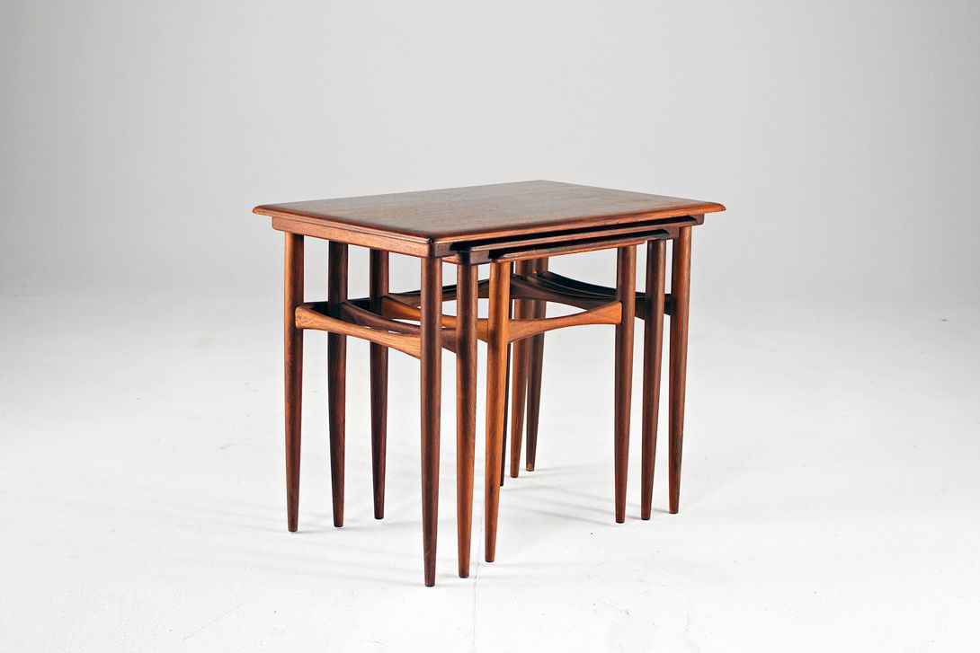 Foto Set of Teak Stacking Side Tables 1954 h48x39x50