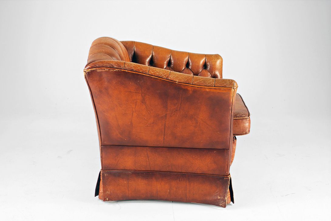 Foto Small Cognac Colored Chesterfield Armchair 1956