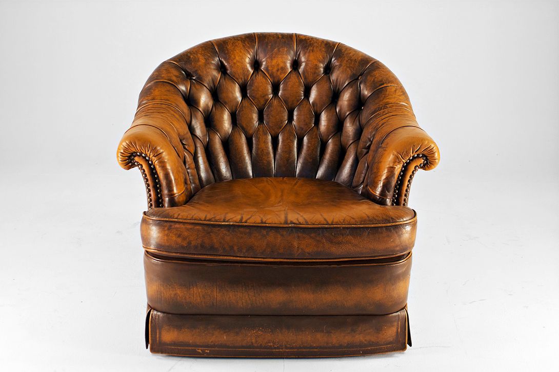 Foto Chesterfield Armchair with Curved Seat Back 1965