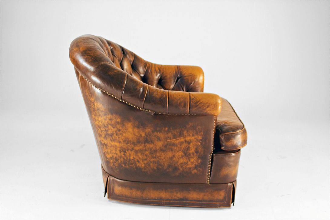 Foto Chesterfield Armchair with Curved Seat Back 1965