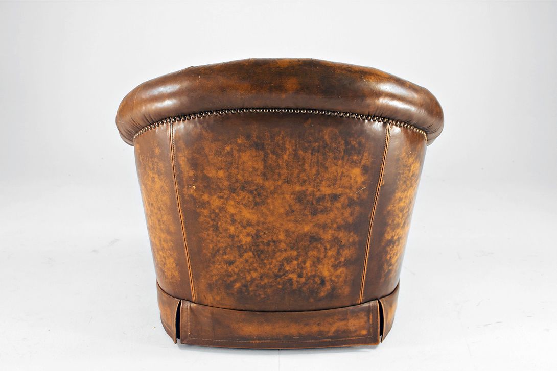 Foto Chesterfield Armchair with Curved Seat Back 1965
