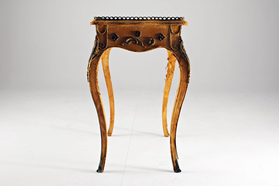 Foto Original Baroque Silkcovered Sidetable 18th Century with Brass Applications h75x71x45