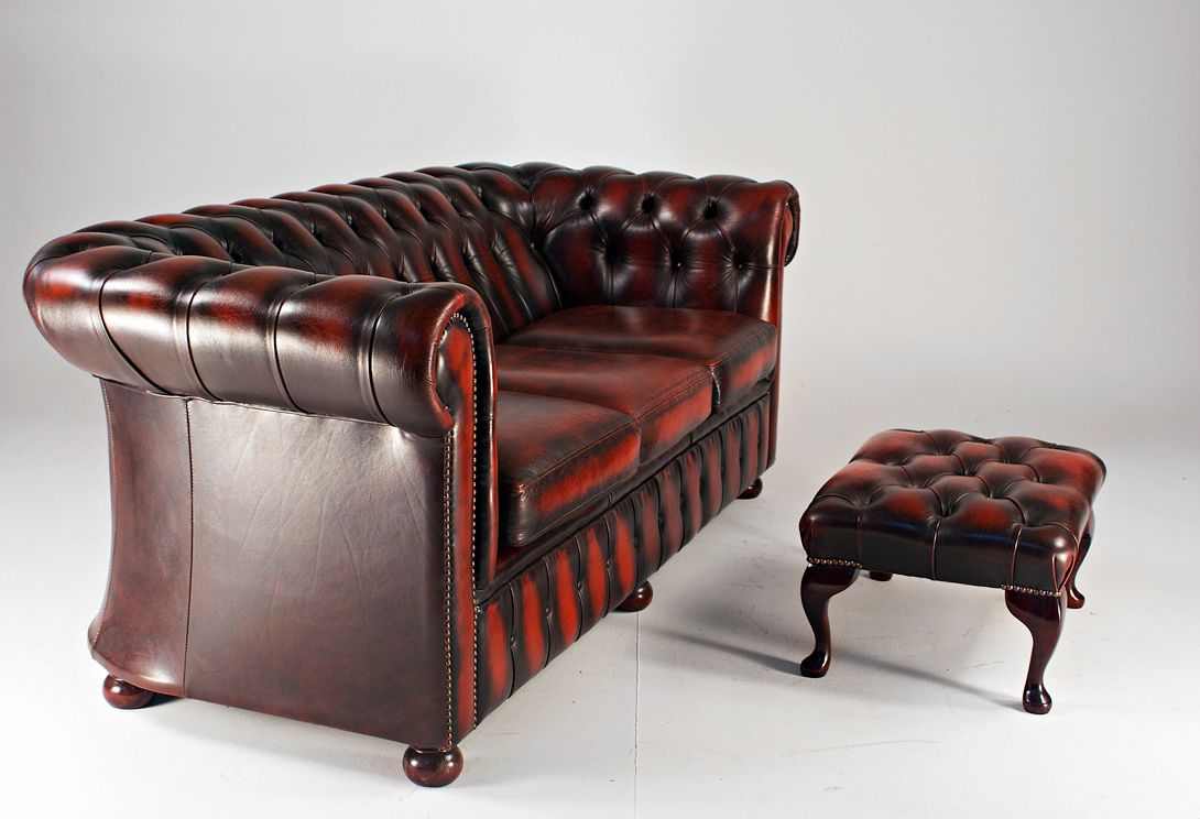 Foto Antique Chesterfield Sofa (Three-Seater) in Red England 1967