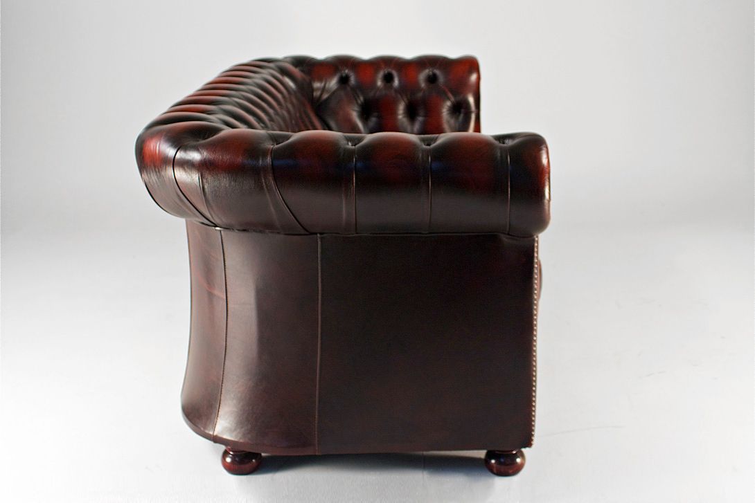 Foto Antique Chesterfield Sofa (Three-Seater) in Red England 1967
