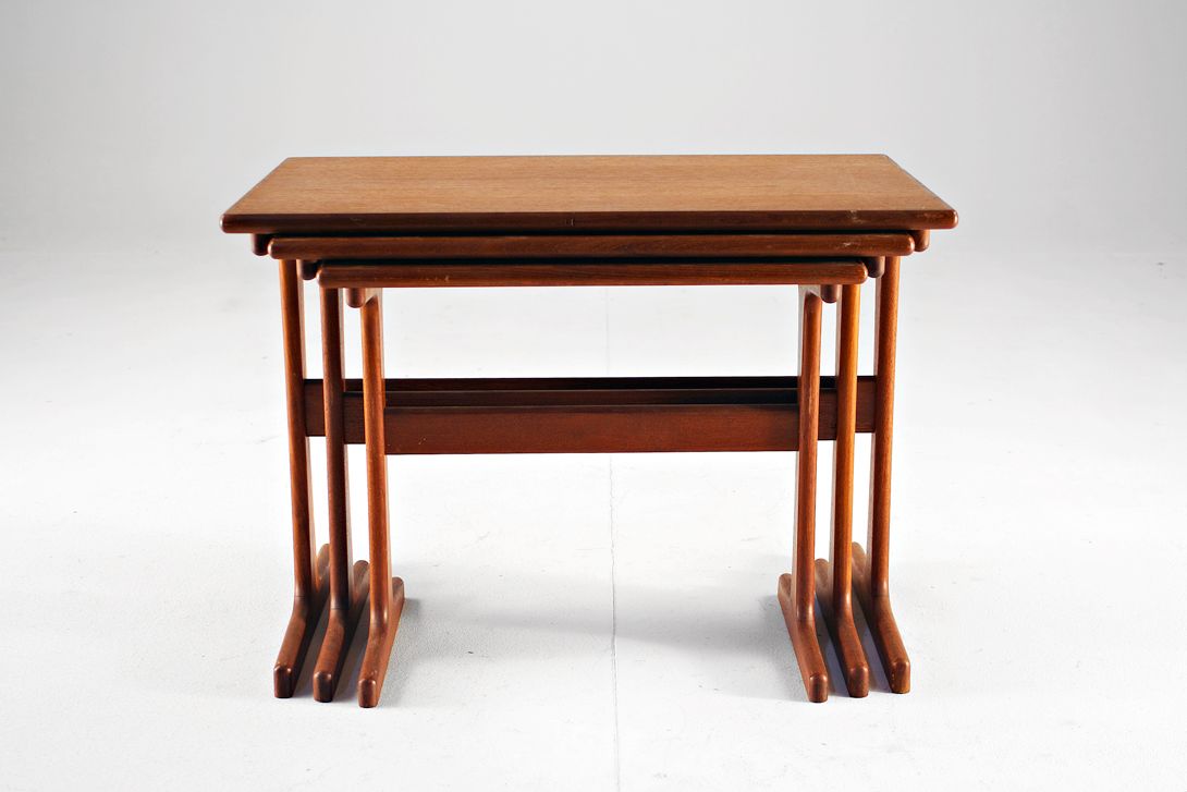 Foto Set of Ole Wanscher Nesting Tables 1970 h62x40x45
