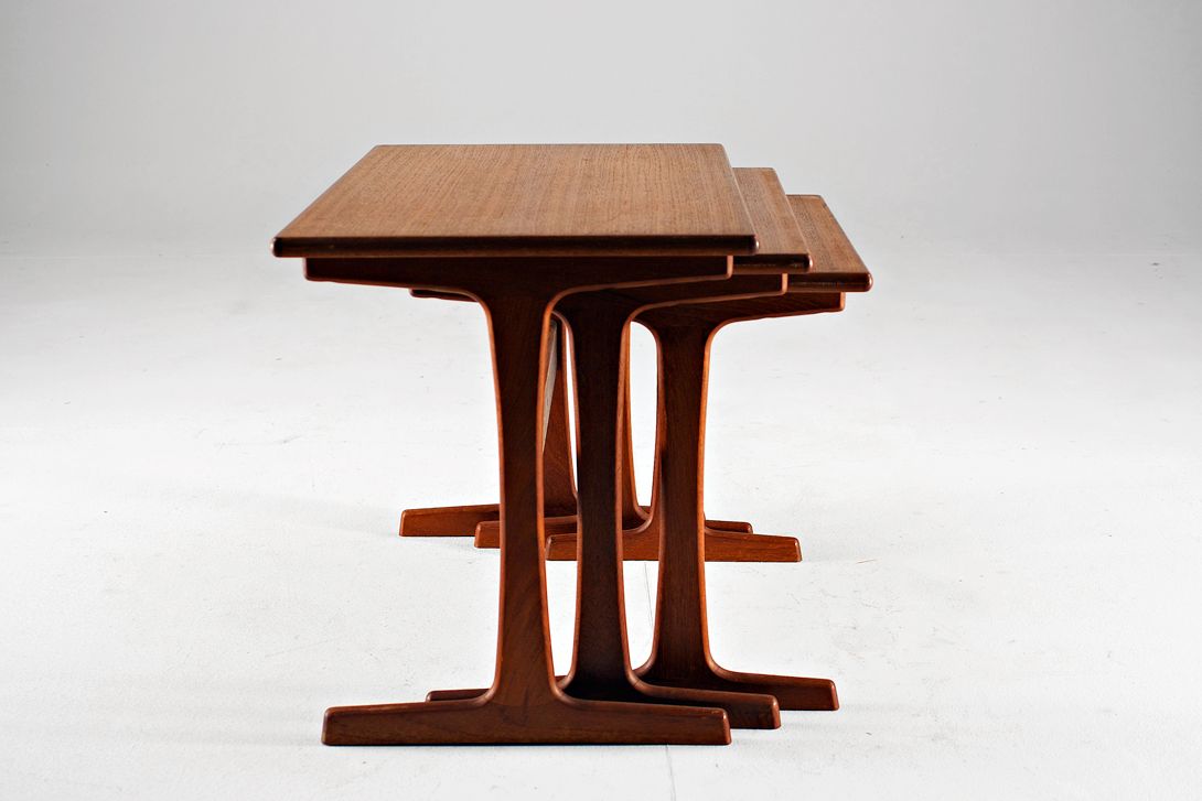 Foto Set of Ole Wanscher Nesting Tables 1970 h62x40x45