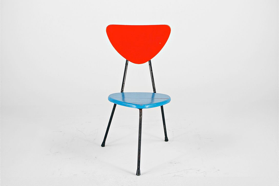 Foto Charming 1955 Children&#8217;s 3-Legged Chair, Triangular Shaped Seat and Backrest, Black Steel Tube Frame