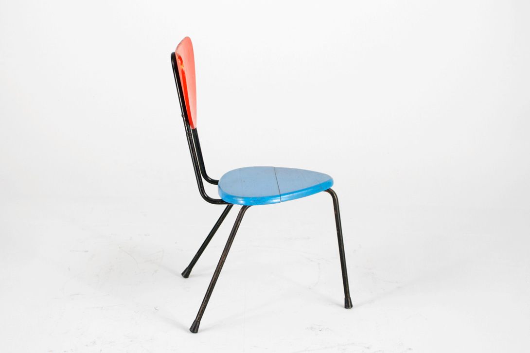 Foto Charming 1955 Children&#8217;s 3-Legged Chair, Triangular Shaped Seat and Backrest, Black Steel Tube Frame