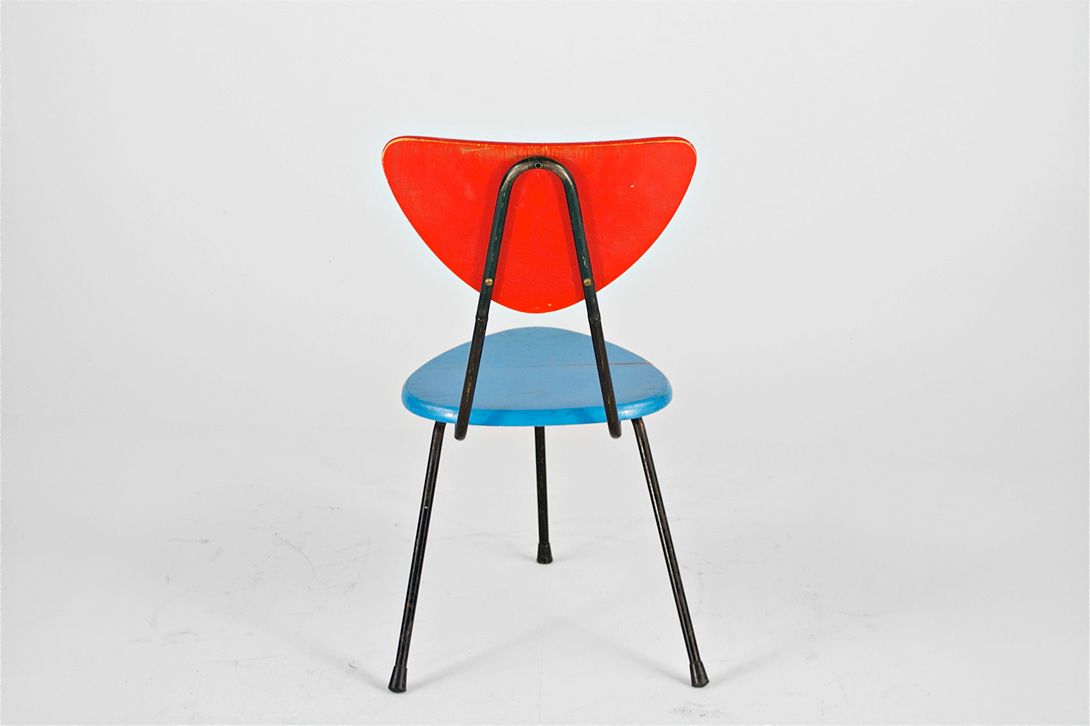 Foto Charming 1955 Children&#8217;s 3-Legged Chair, Triangular Shaped Seat and Backrest, Black Steel Tube Frame