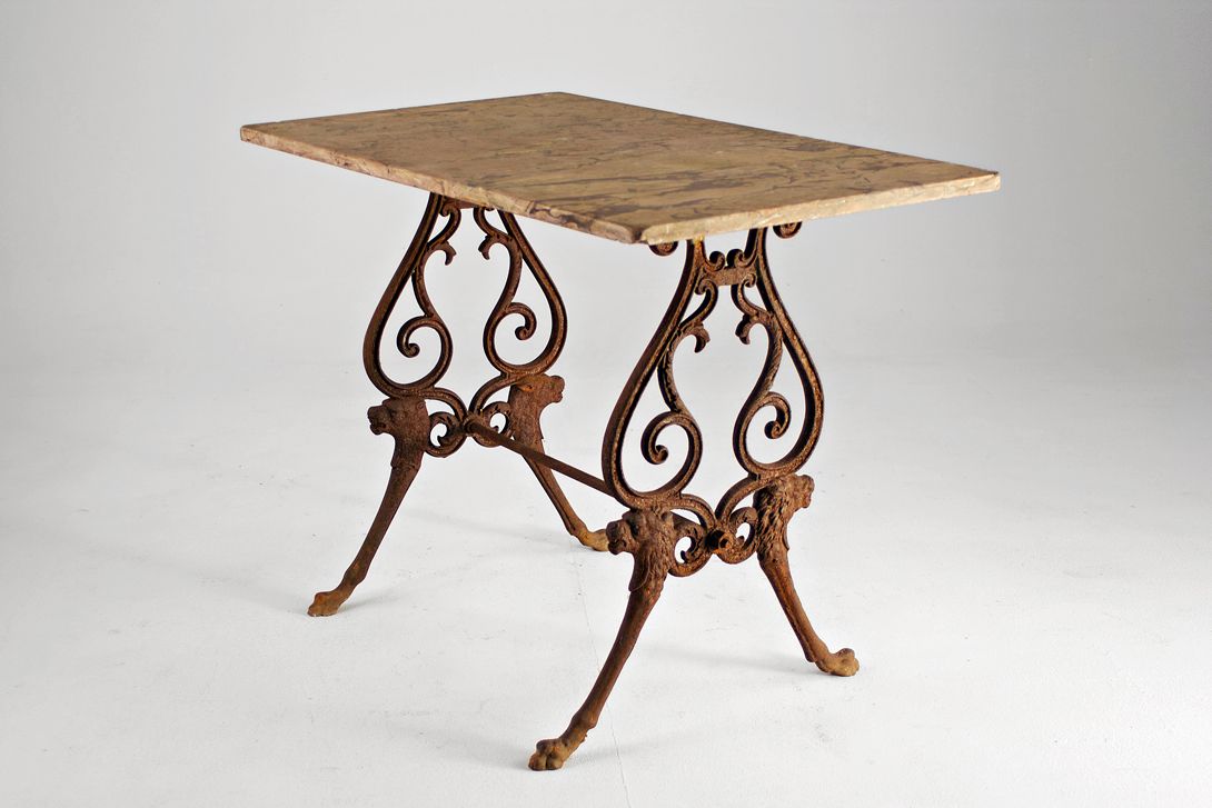 Foto Garden Table with Lion Head Base Marbel Top Germany 1880 h95x57x73