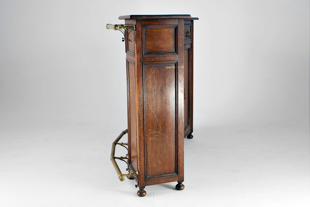 Foto Curved Oak Bar with Brass Cowcatchers 1895 h122x177x53