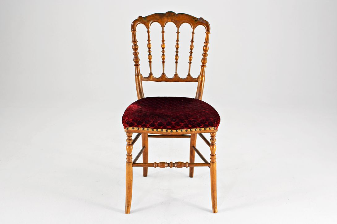 Foto Royal Carved Chair with Red Velvet Seat