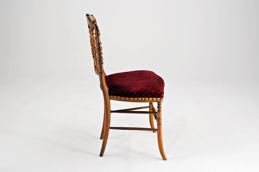 Foto Royal Carved Chair with Red Velvet Seat