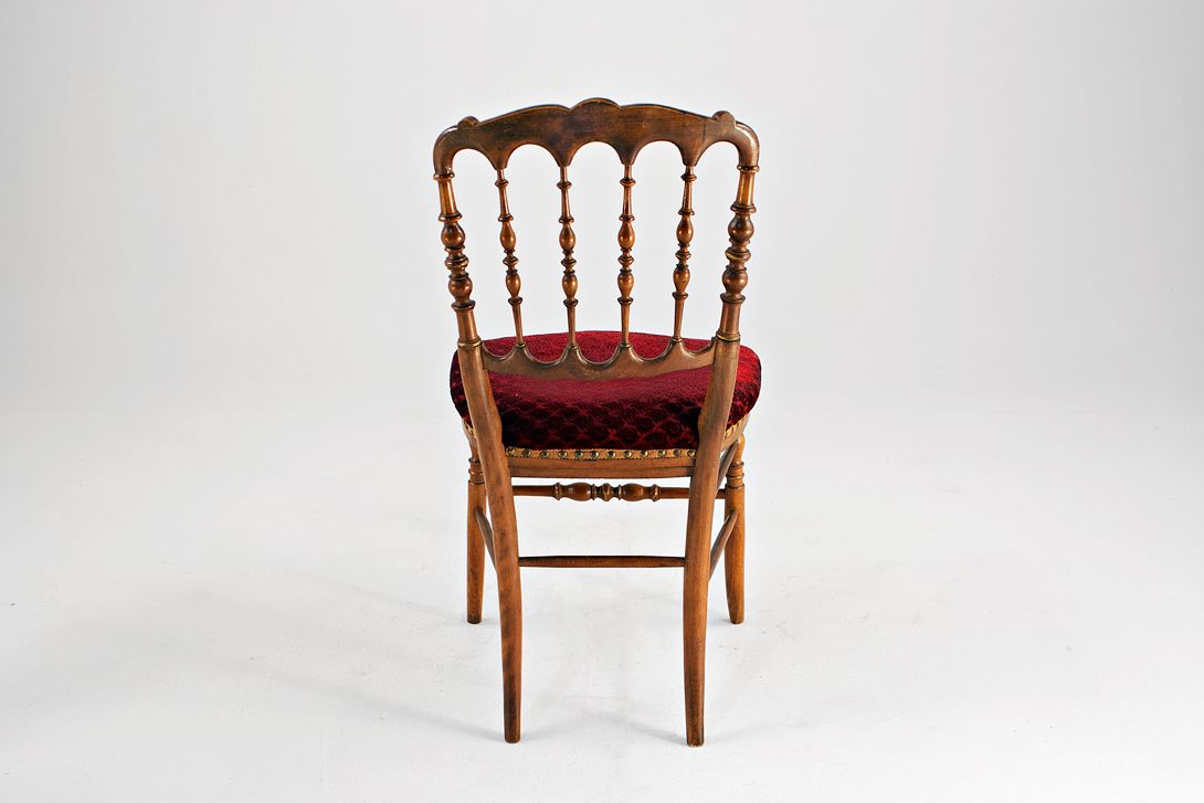 Foto Royal Carved Chair with Red Velvet Seat
