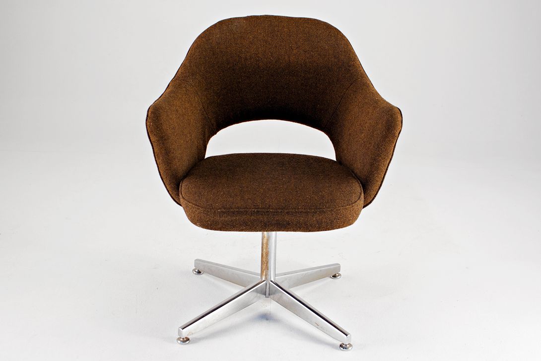 Foto Cocoa Brown Saarinen Executive Armchair with 4-star metal base
