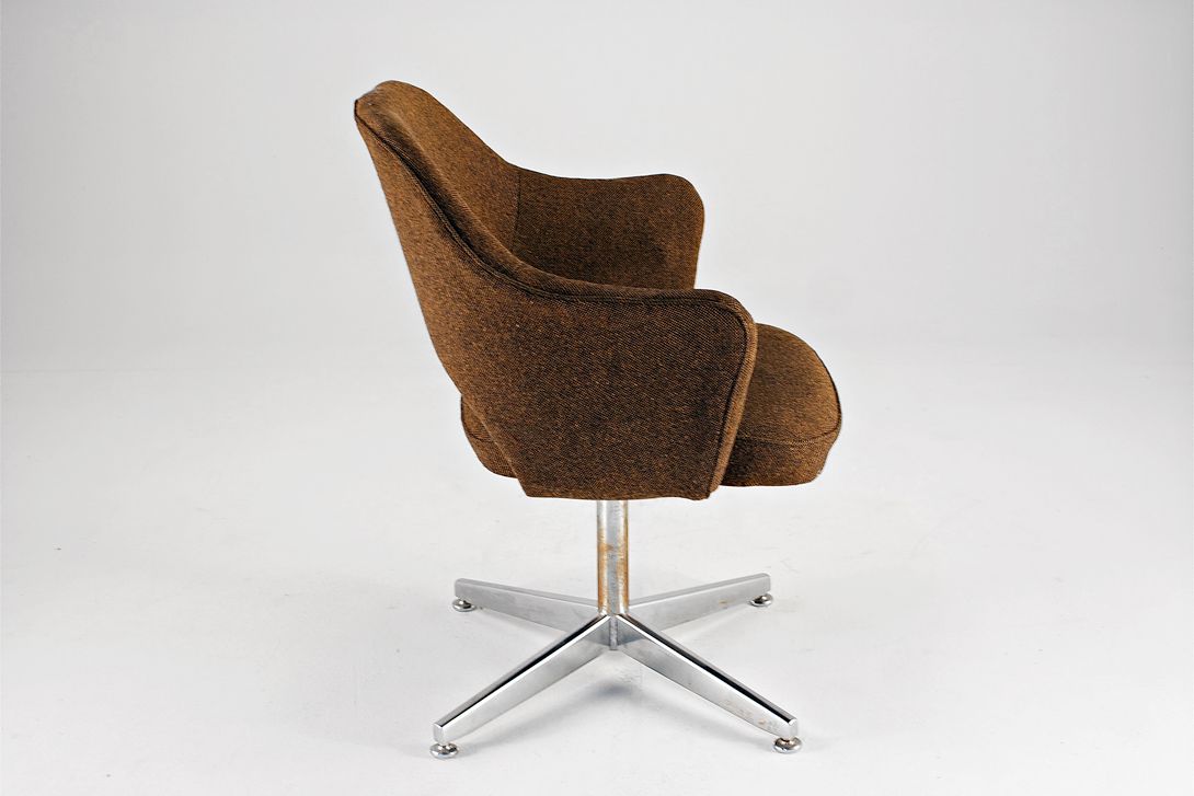 Foto Cocoa Brown Saarinen Executive Armchair with 4-star metal base