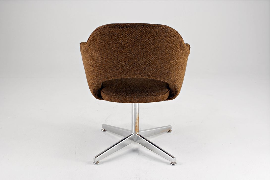 Foto Cocoa Brown Saarinen Executive Armchair with 4-star metal base