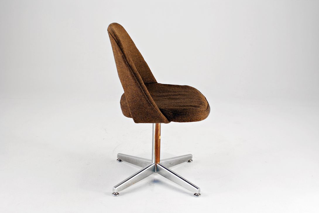 Foto Dark Brown Fabric Saarinen Executive Armless Chair with 4-Star Metal Base