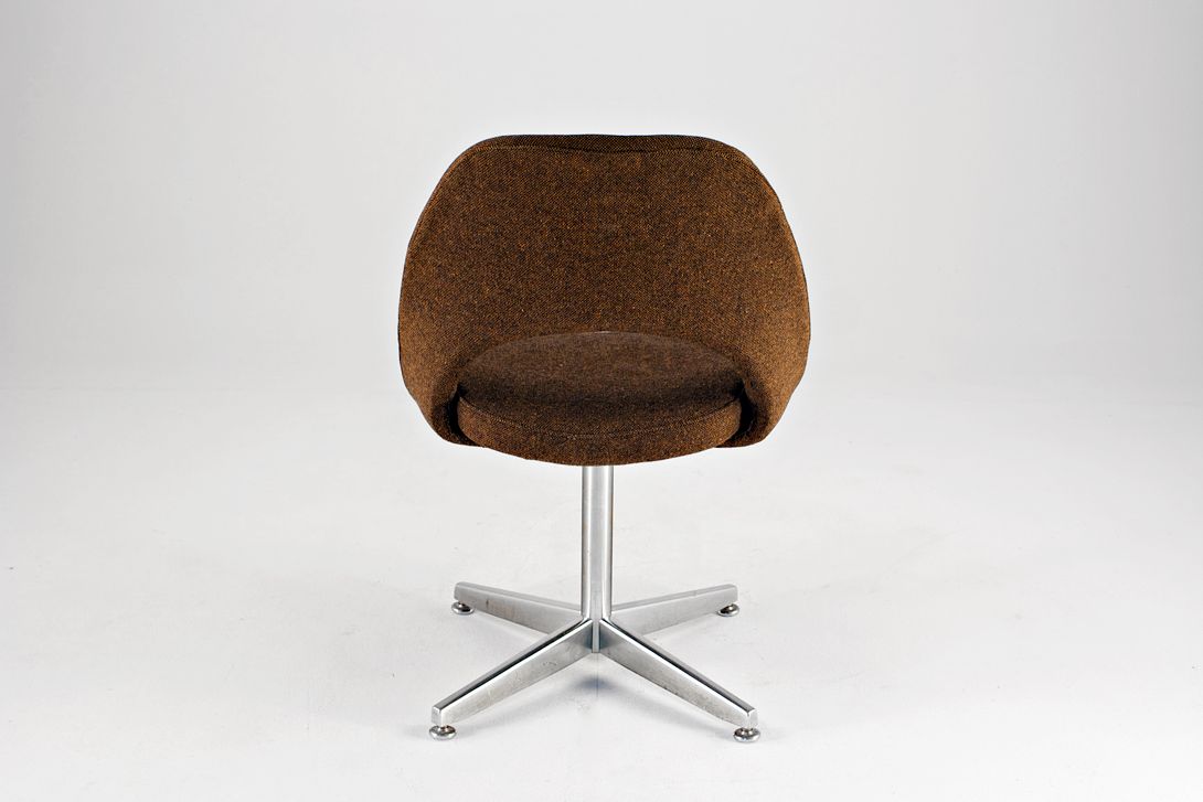 Foto Dark Brown Fabric Saarinen Executive Armless Chair with 4-Star Metal Base