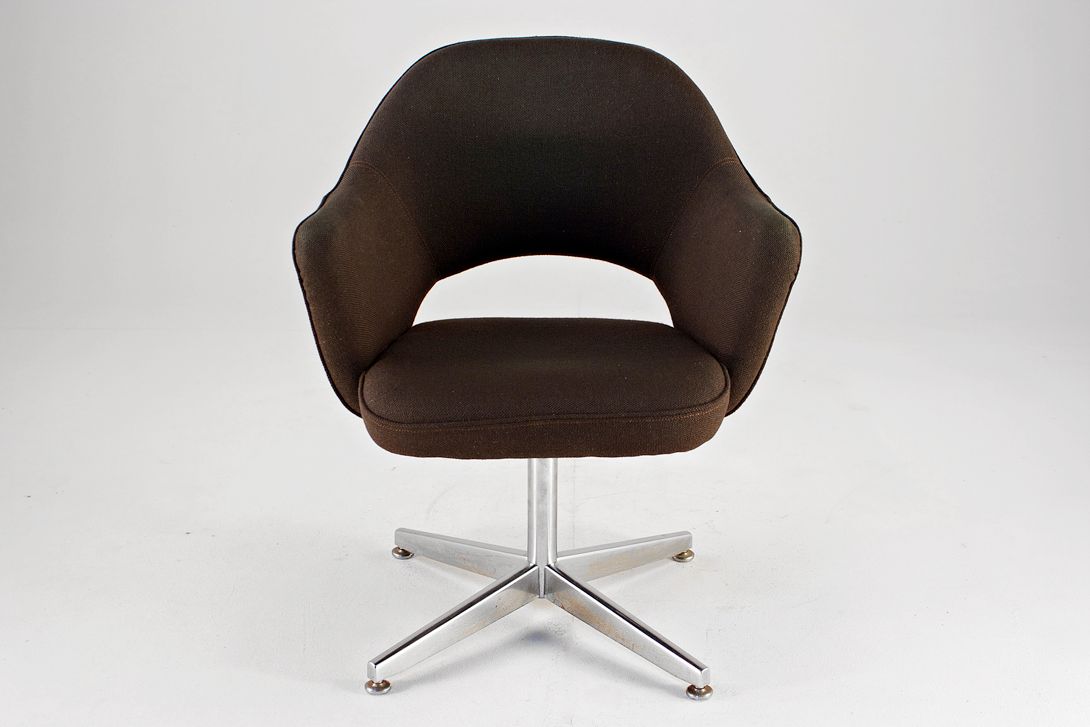 Foto Espresso Brown Fabric Saarinen Executive Armchair with 4-star metal base