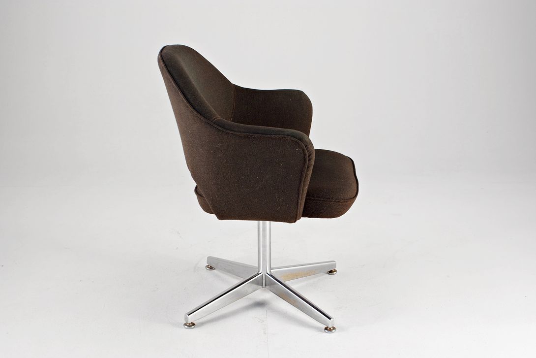 Foto Espresso Brown Fabric Saarinen Executive Armchair with 4-star metal base