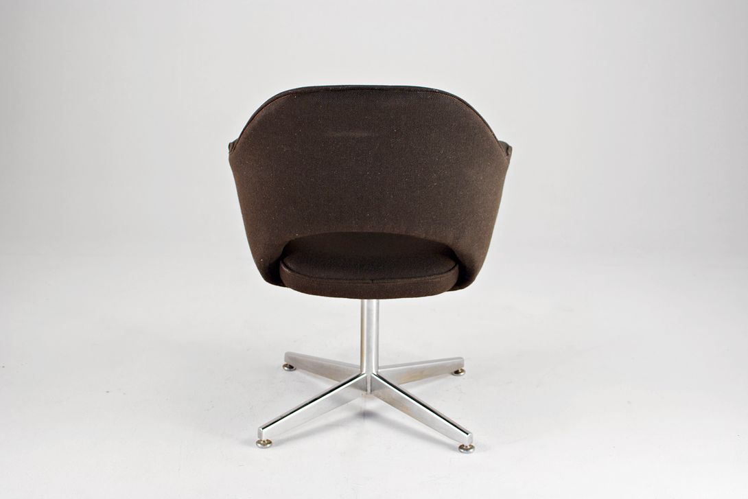 Foto Espresso Brown Fabric Saarinen Executive Armchair with 4-star metal base