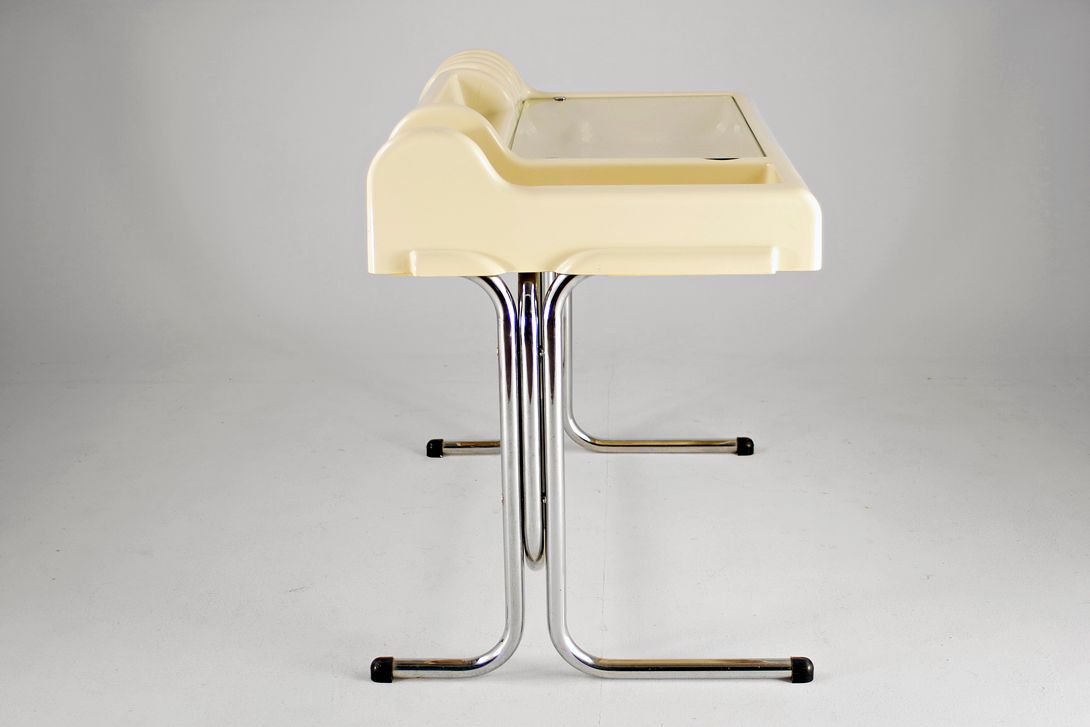 Foto Plastic Desk Orix for Molteni h64x100x83 //