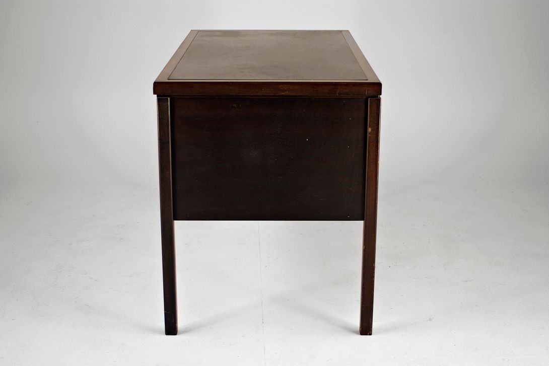 Foto Mahagoni Desk with Leather Surface Hotel Spreeblick h78x60x110