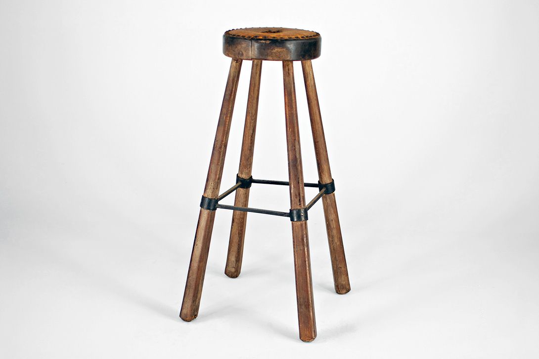 Foto Rustic French Wooden Bar Stool 1945