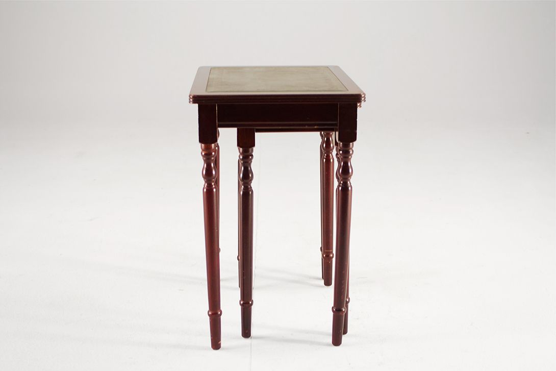 Foto Set of Empire Nesting Tables with Green Leather Top 1920 h48x45x30
