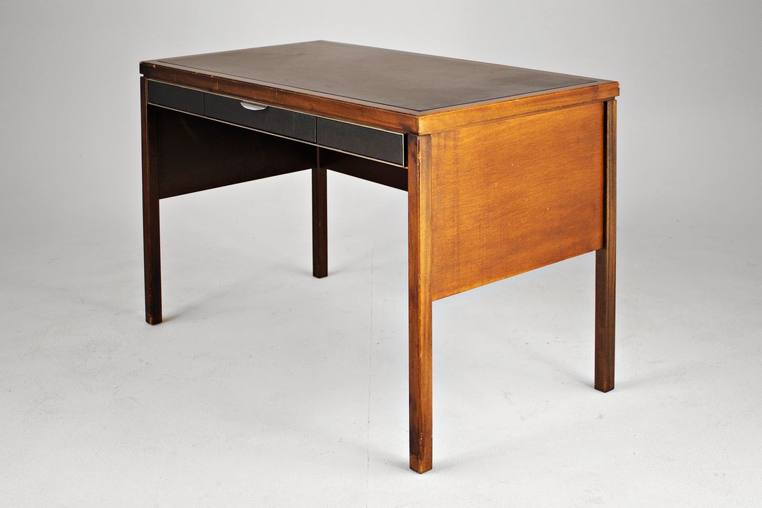 Foto Mahagoni Desk with Leather Surface Hotel Spreeblick h78x60x110