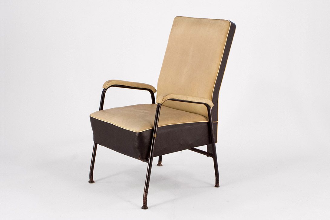 Foto Jean Prouvé Style Armchair