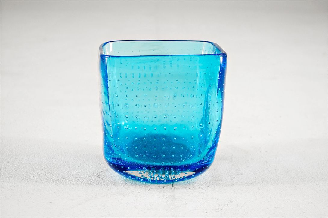 Foto Blue Rounded Square Glass Table Vase h16