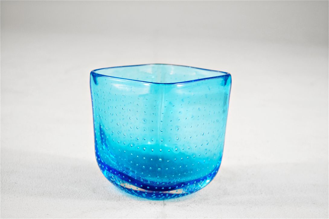 Foto Blue Rounded Square Glass Table Vase h16