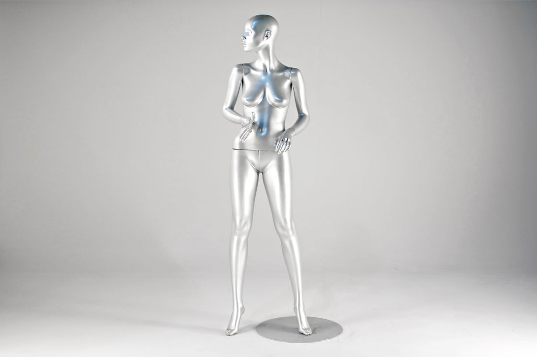 Foto Silver Female Mannequin with Turned Head and Bowed Arms 1975